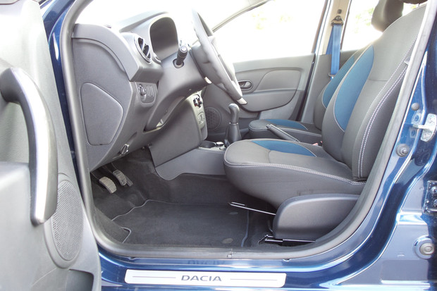 Dacia Sandero 1.2 16V (01)