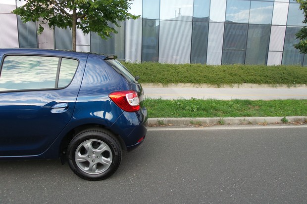 Dacia Sandero 1.2 16V (06)