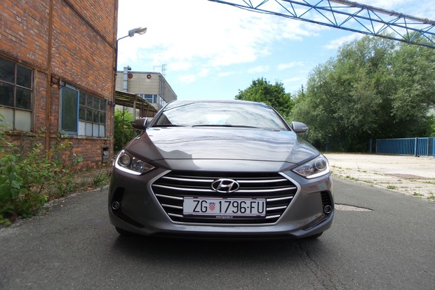 Hyundai Elantra 1.6 CRDi 136 Comfort plus (01)