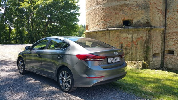 Hyundai Elantra 1.6 CRDi 136 Comfort plus (11)