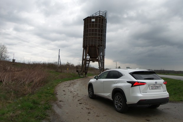 Lexus NX 300h AWD Executive (13)