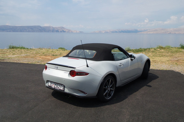 Mazda MX-5 2.0 G160 Revolution Top (01)