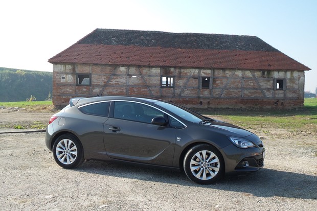 Opel Astra GTC 1.6 (11)