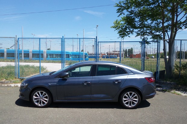 Renault Megane GrandCoupe 1.5 dCi 110 Intens (01)