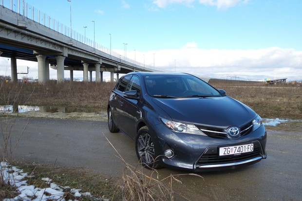 Toyota Auris 1.8 VVT-i HSD (01)