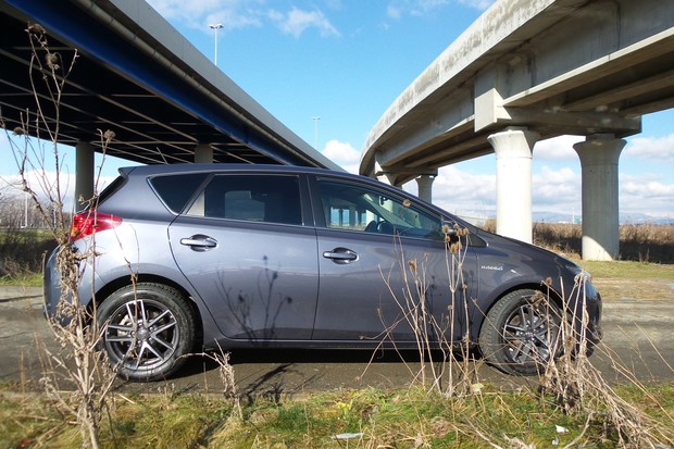 Toyota Auris 1.8 VVT-i HSD (02)