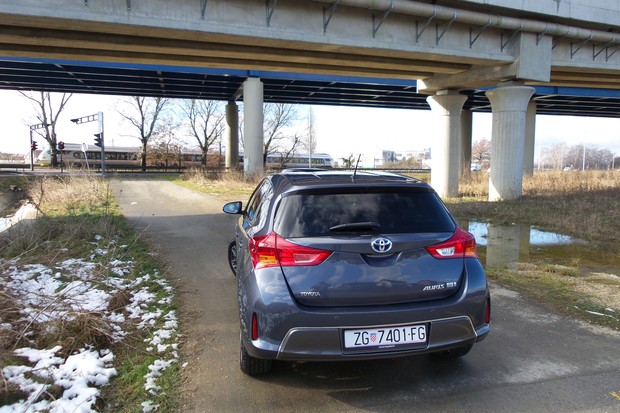 Toyota Auris 1.8 VVT-i HSD (04)