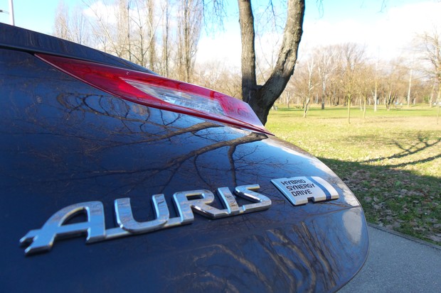 Toyota Auris 1.8 VVT-i HSD (06)