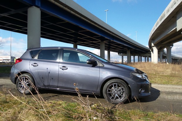 Toyota Auris 1.8 VVT-i HSD (11)