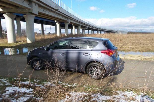 Toyota Auris 1.8 VVT-i HSD (13)