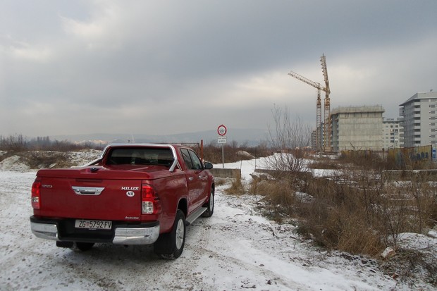 Toyota Hilux 2.4 D-4D 150 City 4x4 A-T (2)