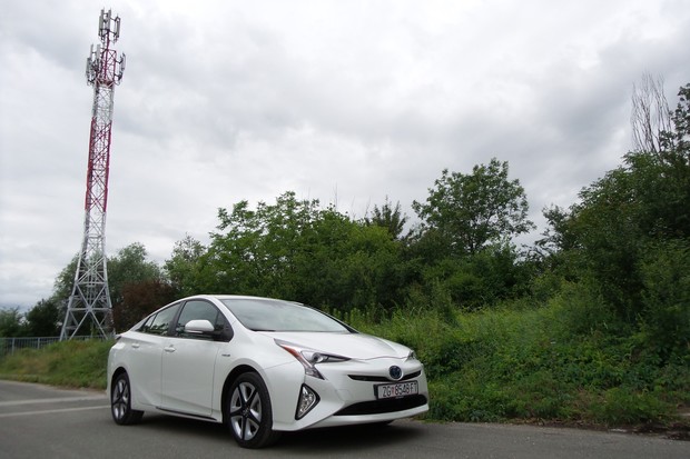 Toyota Prius 1.8 VVT-i HSD Sol (01)