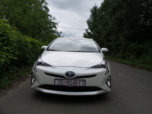 Toyota Prius 1.8 VVT-i HSD Sol (03)