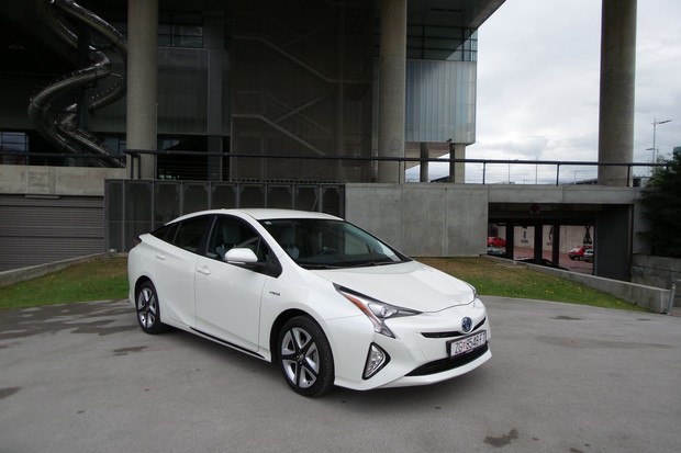 Toyota Prius 1.8 VVT-i HSD Sol (10)