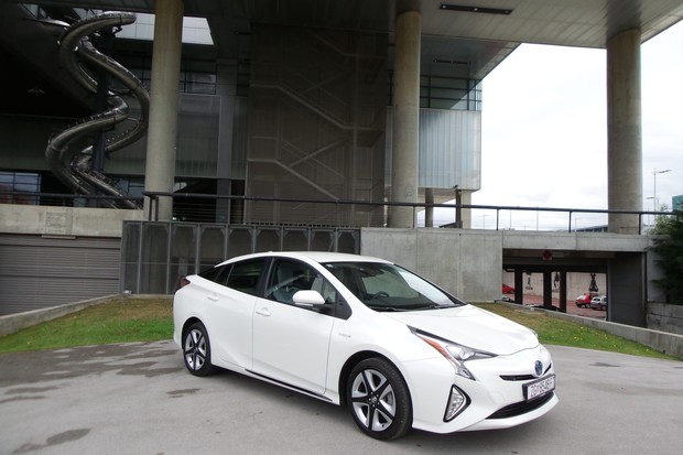 Toyota Prius 1.8 VVT-i HSD Sol (12)