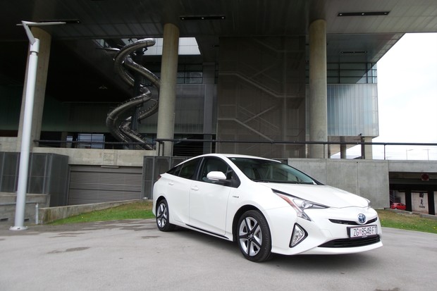 Toyota Prius 1.8 VVT-i HSD Sol (13)