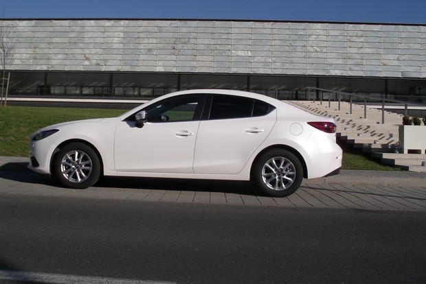 Mazda 3 sedan 2.0 G120 Attraction TEST