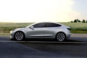 Tesla Model 3 za 35000 USD nudi 346 km autonomije