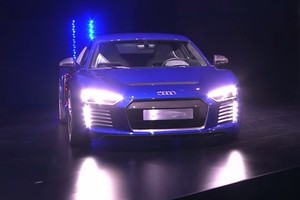 Audi R8 e-tron se sam dovezao na pozornicu