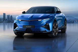 Električni sportski crossover s tri motora