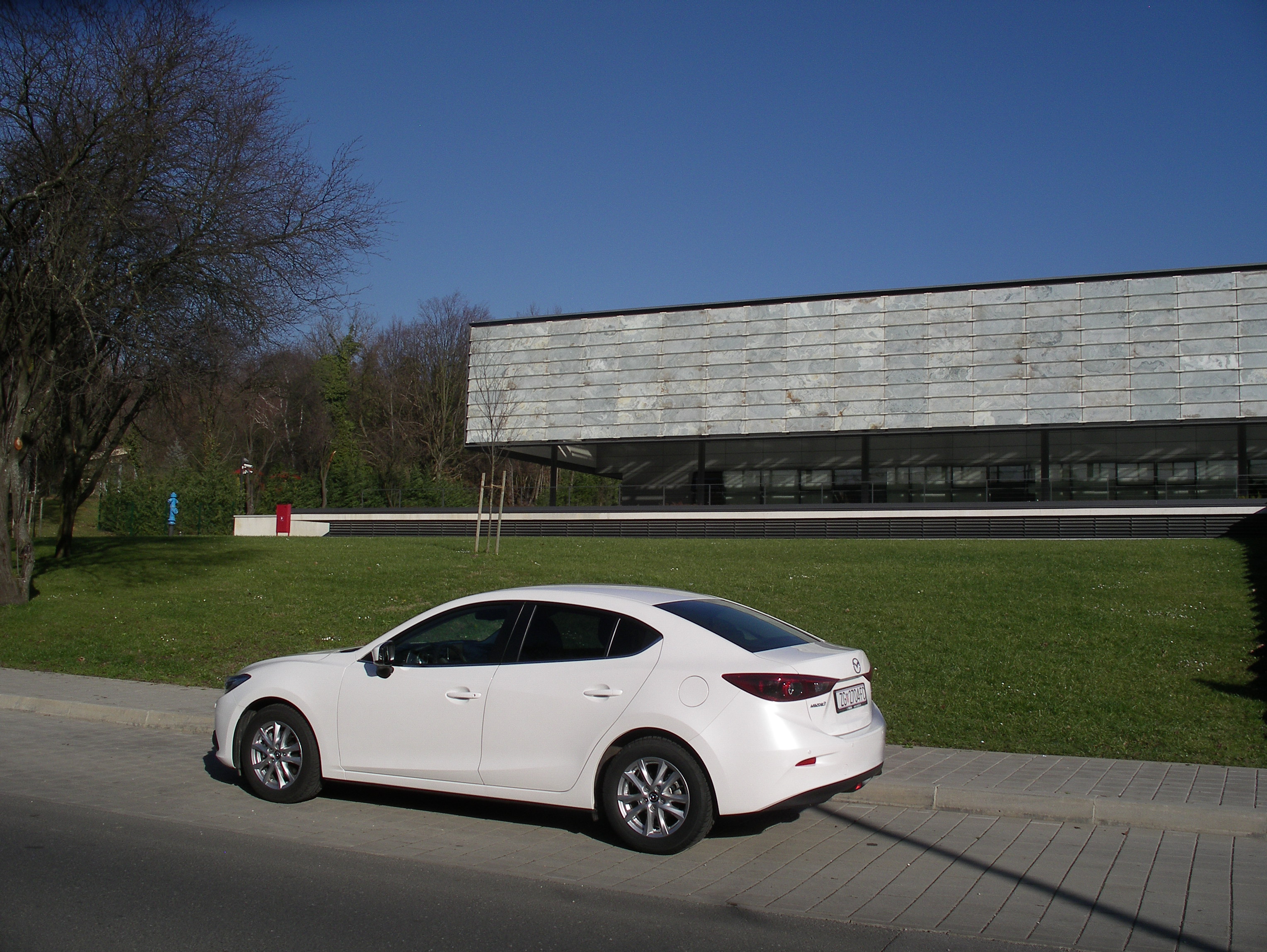Foto Mazda3 Sedan G120 Attraction Test Multimedija