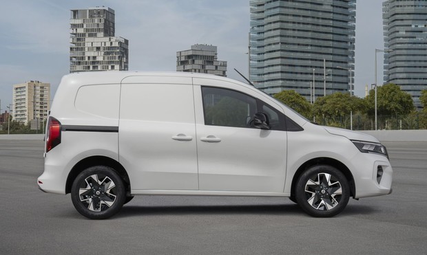 Nissan Townstar EV van static 02