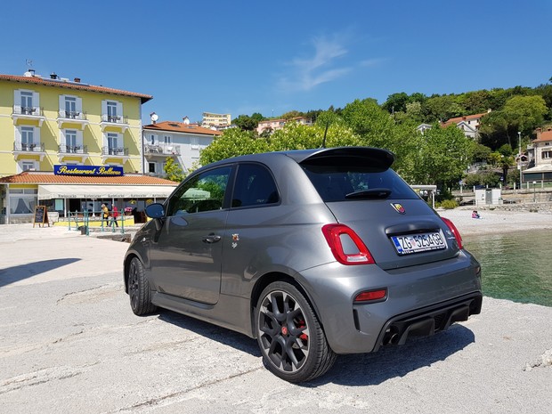 Abarth 595 1.4 Turbo 180 MTA Competizione (01)