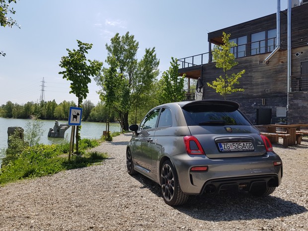 Abarth 595 1.4 Turbo 180 MTA Competizione (03)