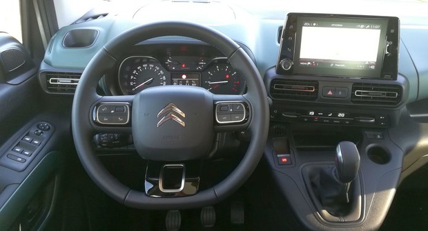 Citroen Berlingo Feel M BlueHDi 100 BVM interijer 01