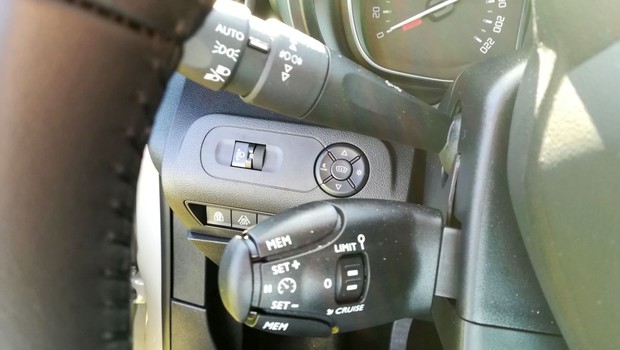 Citroen Berlingo Feel M BlueHDi 100 BVM interijer 03
