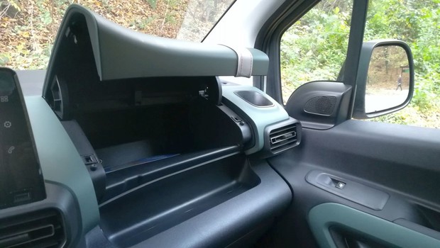 Citroen Berlingo Feel M BlueHDi 100 BVM interijer 07