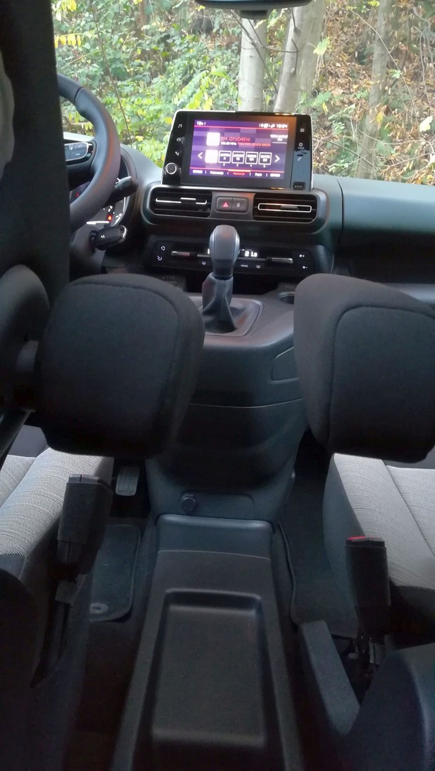Citroen Berlingo Feel M BlueHDi 100 BVM interijer 08