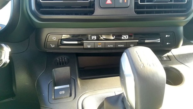 Citroen Berlingo Feel M BlueHDi 100 BVM interijer 12
