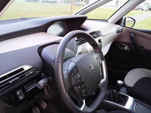 Citroen C4 Picasso 1.6 e-HDi 115 Airdream Exclusive TEST (04)