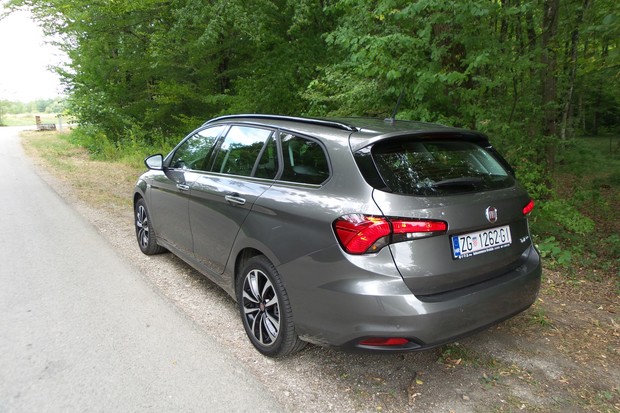 Fiat Tipo SW 1.6 Multijet 120 DDCT Lounge (09)