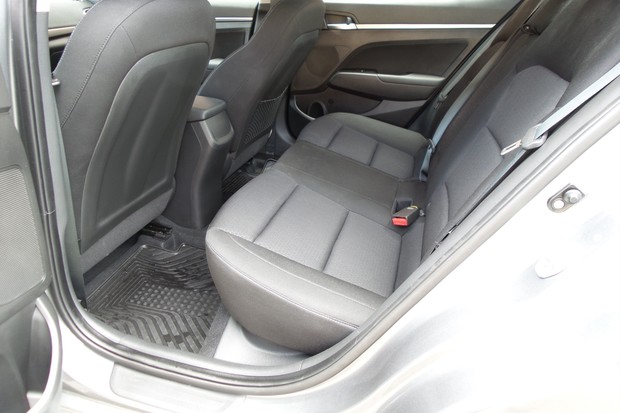 Hyundai Elantra 1.6 CRDi 136 Comfort plus (03)