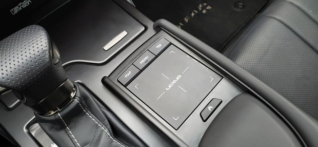 Lexus ES 300h F Sport Premium 09