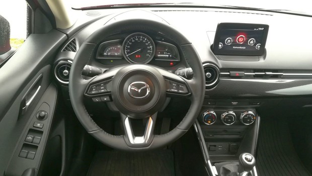 Mazda 2 1.5 SkyActiv Takumi interijer 01