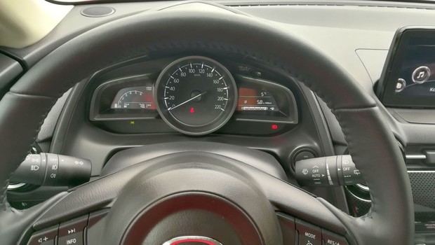 Mazda 2 1.5 SkyActiv Takumi interijer 02