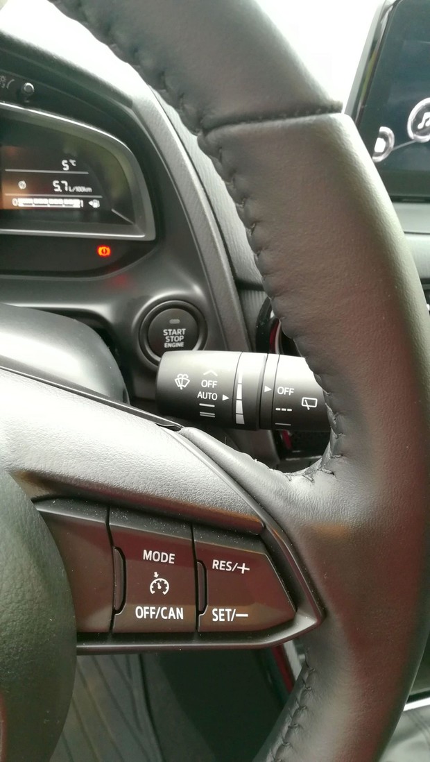 Mazda 2 1.5 SkyActiv Takumi interijer 04