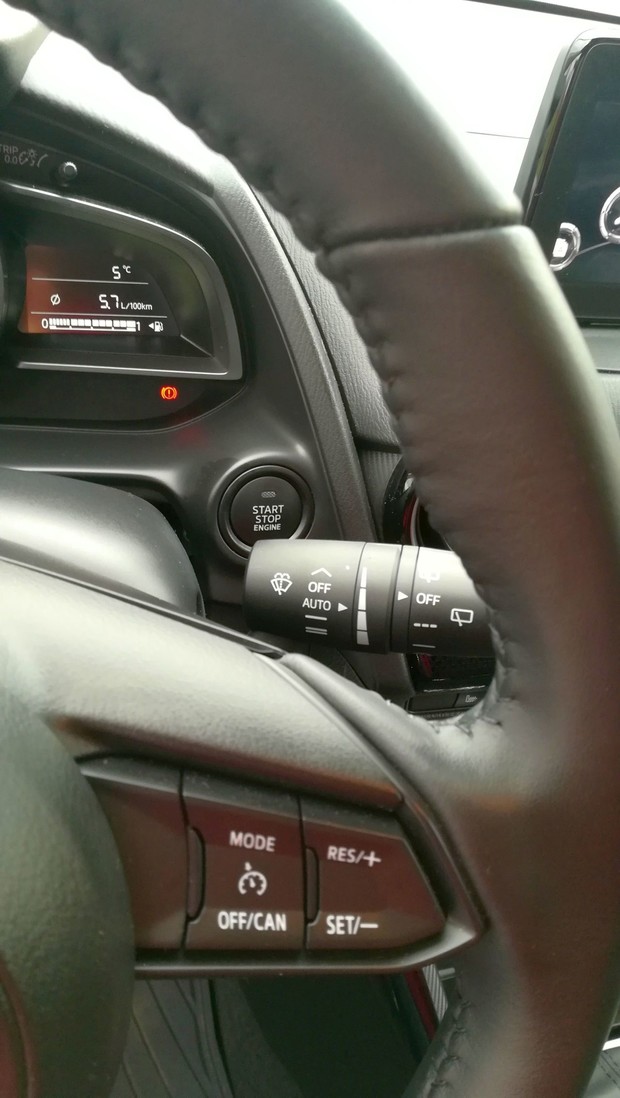 Mazda 2 1.5 SkyActiv Takumi interijer 05