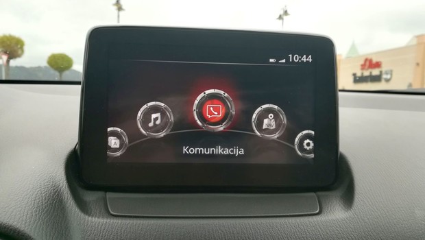 Mazda 2 1.5 SkyActiv Takumi interijer 06
