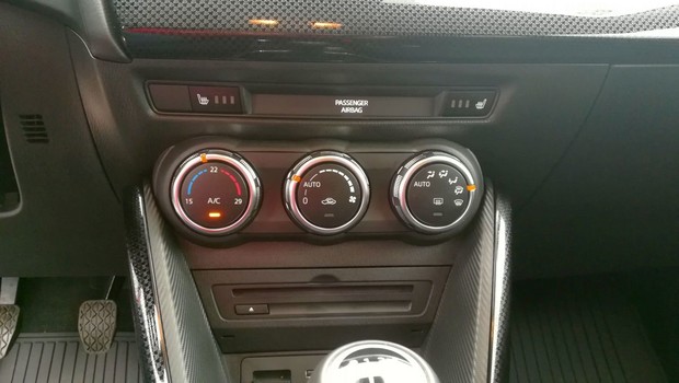 Mazda 2 1.5 SkyActiv Takumi interijer 07