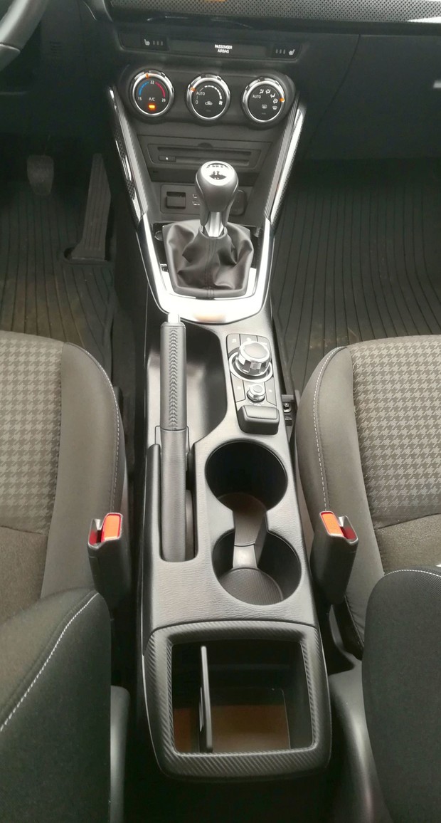 Mazda 2 1.5 SkyActiv Takumi interijer 09