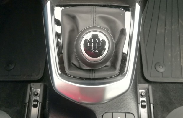 Mazda 2 1.5 SkyActiv Takumi interijer 10