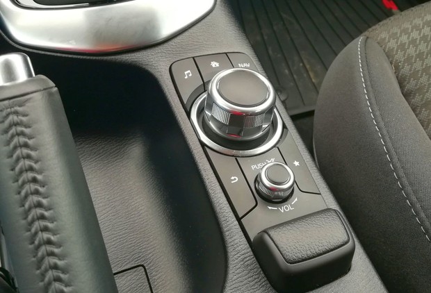 Mazda 2 1.5 SkyActiv Takumi interijer 11