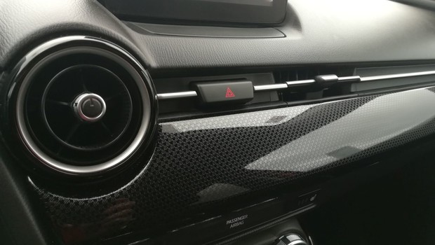 Mazda 2 1.5 SkyActiv Takumi interijer 12