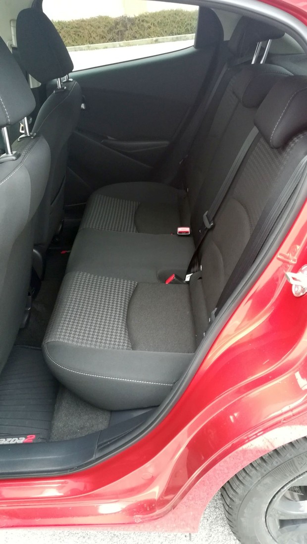 Mazda 2 1.5 SkyActiv Takumi interijer 20
