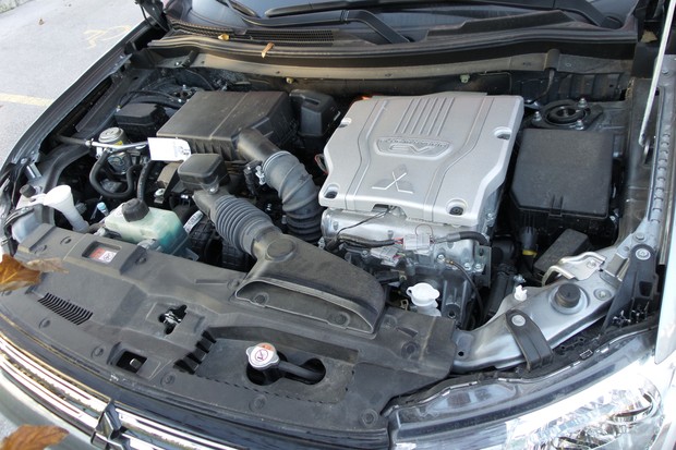 Mitsubishi Outlander 2.0 PHEV 4WD Intense (06)