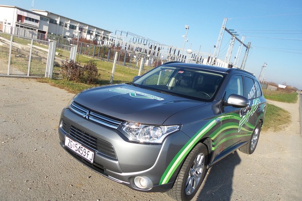 Mitsubishi Outlander 2.0 PHEV 4WD Intense (13)